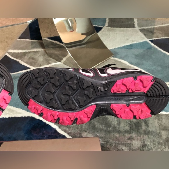 Nike Shoes - Picture 9 of 9